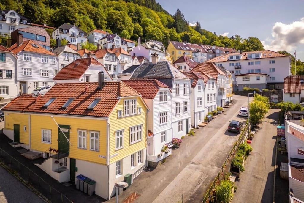 Leilighet I Bergens Vakreste Gate - Nydelig Utsikt Over Innseilingen Til Bergen! Экстерьер фото