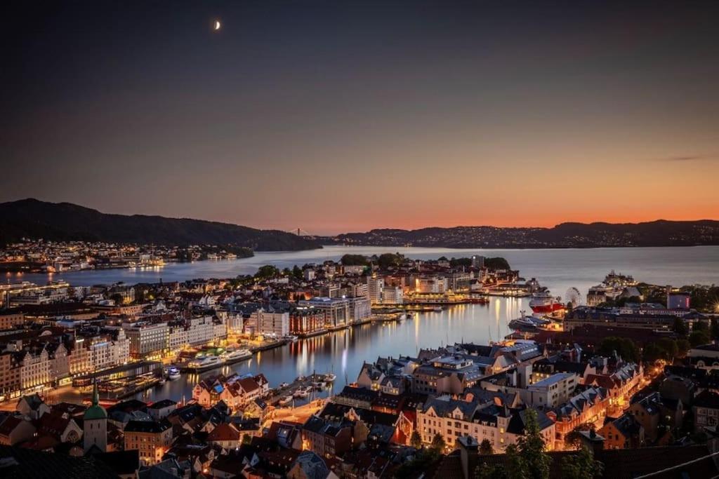 Leilighet I Bergens Vakreste Gate - Nydelig Utsikt Over Innseilingen Til Bergen! Экстерьер фото