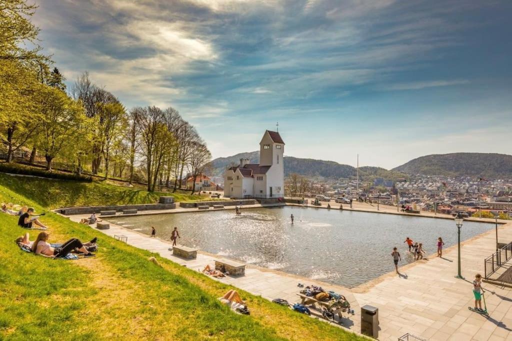 Leilighet I Bergens Vakreste Gate - Nydelig Utsikt Over Innseilingen Til Bergen! Экстерьер фото